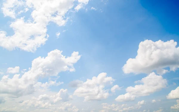 Nuages Duveteux Blancs Dans Ciel Bleu — Photo