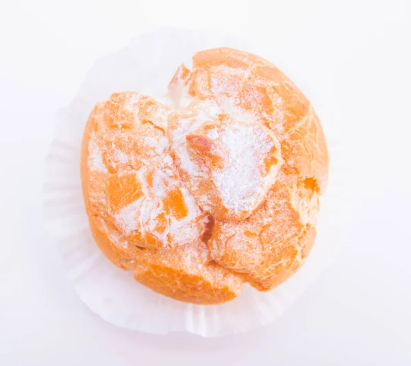 Kafede beyaz masa üzerine Pasta krema ile doldurulmuş profiterol 