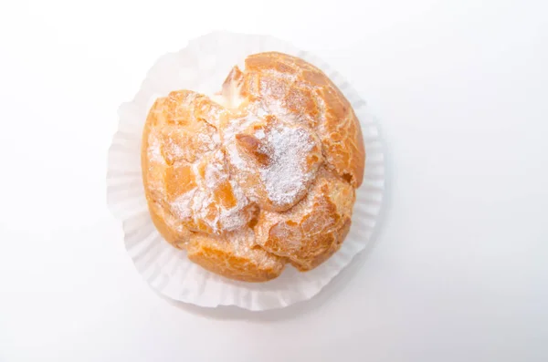 Profiteroles Rellenos Con Crema Pastelera Escritorio Blanco Cafetería —  Fotos de Stock