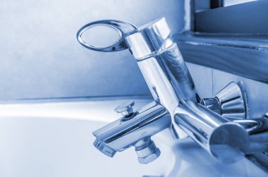 Su damlası ile modern musluk closeup (su, musluk, lavabo)