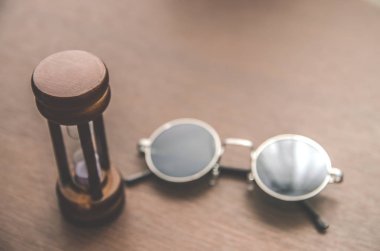 Vintage saat cam ve Gözlük ile natürmort