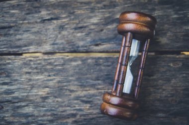 Kum saati zaman geçen kavramı iş son tarih, aciliyet ve zamanın dışında çalışan