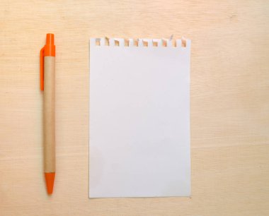Not kağıt ve kalem kopya alanı ahşap doku zemin üzerine