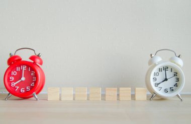 Masanın üzerindeki çalar saat. Fotoğraf retro renk resim biçimi