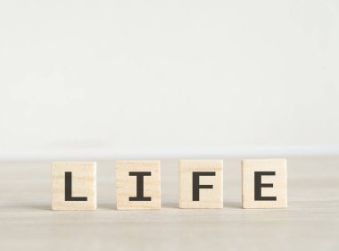 Ahşap küp üzerinde yaşam kelime baskı