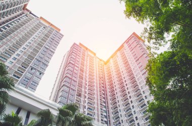 beyaz bulut vintage sesi ile modern bina