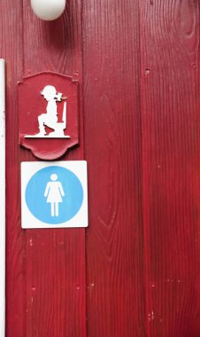 Kırmızı duvarda çocuk veya çocuk tabelası ile tuvalet işareti ve yönü (banyo) 