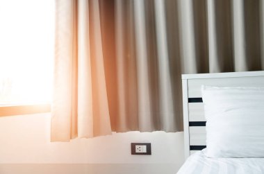 yatak odasında beyaz yatakta yorgan yatak beyaz yastıklar