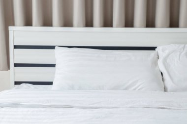 yatak odasında beyaz yatakta yorgan yatak beyaz yastıklar