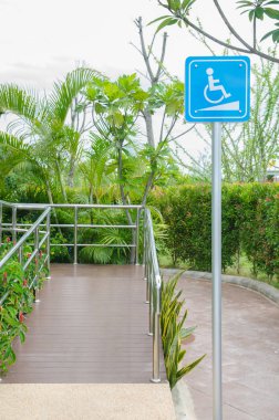 Engelli park yeri ve tekerlekli sandalye yolu işaret ve semboller üzerinde bir kutup uyarı motorlu