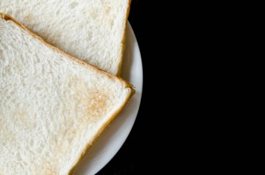 Otelde kahvaltı yemek servisi tabakta dilimlenmiş beyaz ekmek