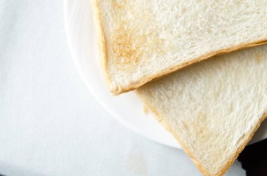 Otelde kahvaltı yemek servisi tabakta dilimlenmiş beyaz ekmek