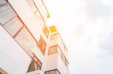 beyaz bulut vintage sesi ile modern bina