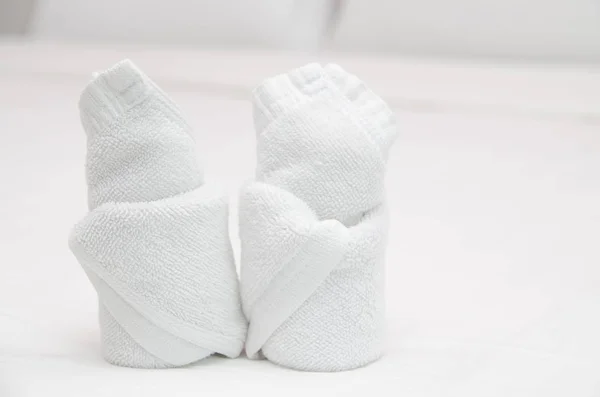 Otel Odasının Yatağında Banyo Havluları — Stok fotoğraf