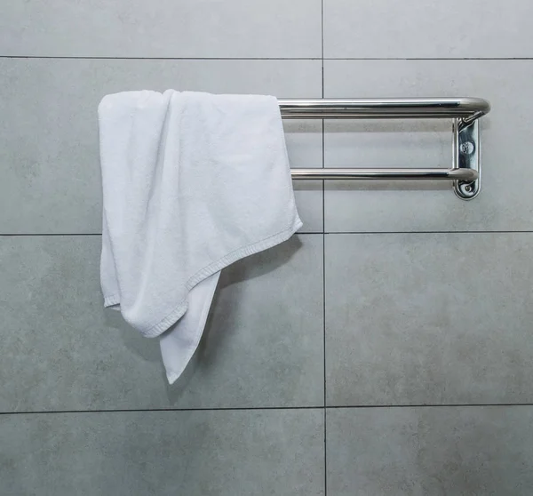 不锈钢毛巾灰色的水泥墙上用棕色毛巾在浴室 — 图库照片
