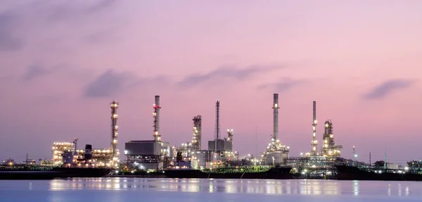 Raffinaderi Växtområde Vid Twilight Med Reflektion Olja Raffinaderi Industri — Stockfoto