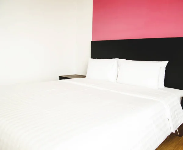 King Size Bett Einem Luxuriösen Hotelzimmer — Stockfoto