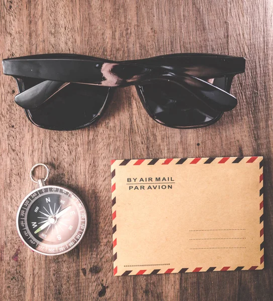 Conceito Viagem Com Óculos Sol Bússola Carta Mesa Madeira — Fotografia de Stock