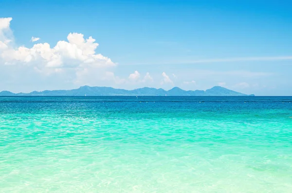 Mar Calmo Oceano Céu Azul Fundo — Fotografia de Stock