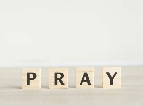 祈祷字打印在木立方体 — 图库照片