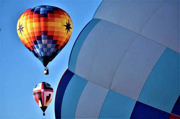 Trois Montgolfières Avec Une Profil Deux Autres Volantes — Photo