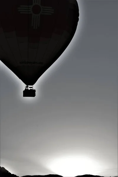 Silhuett Varmluftsballong Flygning Tidigt Ljus — Stockfoto
