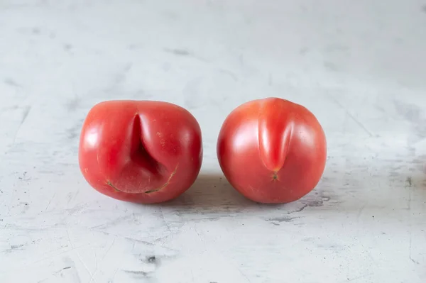 Lelijk Eten Kromme Rode Tomaten Liggen Een Lichte Betonnen Achtergrond — Stockfoto