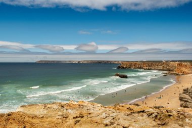 Sabah dalgalarla dolu bir sahil