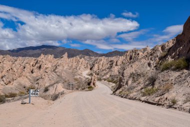 Kurak yol dağlarla çevrili.