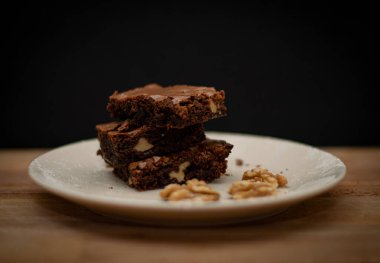 Beyaz tabakta fındıklı brownie