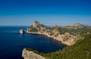 Dağların ve denizin panoramik manzarası