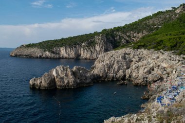 Güzel sahil manzarası ve tatildeki turist.