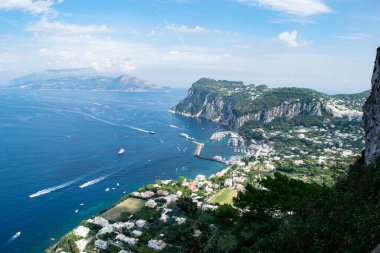 İtalya kıyılarının panoramik manzarası