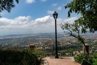 bir parktan Mijas 'ın panoramik görüntüsü