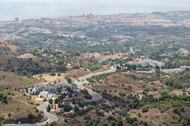 Dağların ortasında kıvrımlı bir yol