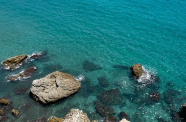 kayalar ve turkuaz deniz