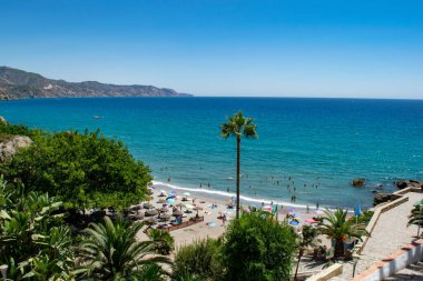 Costline, deniz ve dağların manzarası