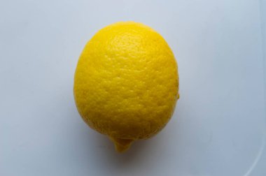Beyaz arka planda sarı limon, yukarıdan çekilmiş bir fotoğraf. Meyve, vitamin.