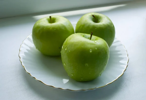 Three Ripe Green Apples Close Lying White Plate Golden Border — Stock Photo, Image
