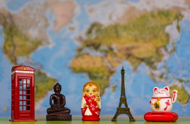 Dünya haritasının arka planında farklı ülkelerin sembolleri