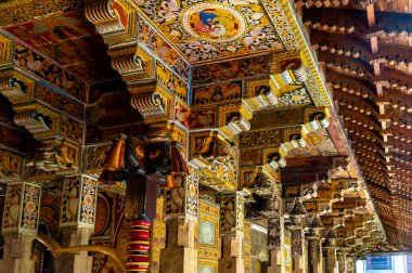 Adanın ana tapınaklarından biri olan Sri Lanka 'nın Kandy kentindeki Budist tapınağı desenleri..