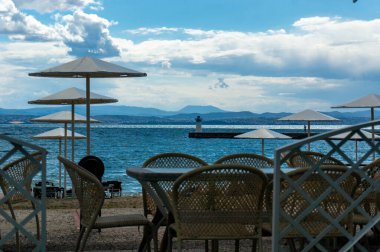 Plaj şemsiyeleri ve deniz feneri.