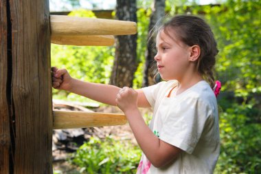 Kanat Chun Kung Fu 'sunun Çin dövüş sanatı öğrenciyle birlikte tahta kukla üzerinde eğitim görüyor. Çocuk dövüş sanatları öğreniyor.