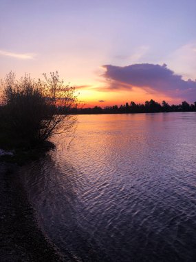 Mor yaz günbatımı nehir kenarında