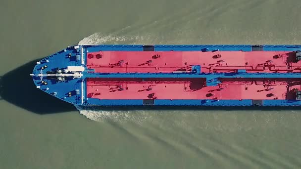 Nákladní loď plovoucí po řece Don. Letecká boční pohled nákladní loď s nákladem plachtění v řece na lesích a krajině. Pohled na dron shora. — Stock video