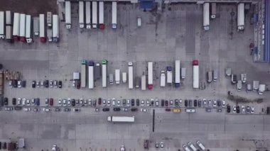 Lojistik merkezleri, otoyolun yakınındaki depolar, yükseklikten görüş, deponun yakınındaki otoparkta çok sayıda kamyon..