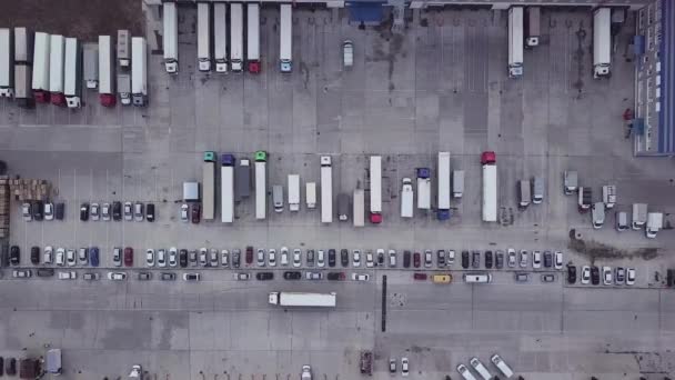 物流センターの建物、高速道路近くの倉庫、高さからの眺め、倉庫近くの駐車場で多数のトラック. — ストック動画