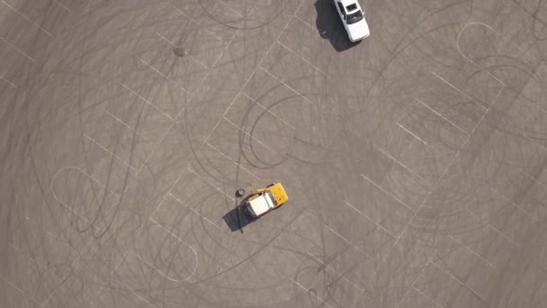 La voiture qui roule en rond sur un parking public, Drone aérien .