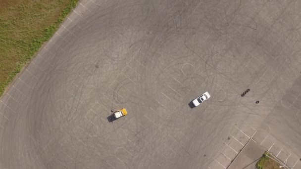 公共駐車場の円で車の運転、空中ドローンショット. — ストック動画