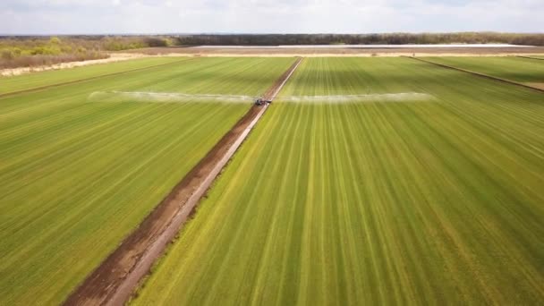 Luchtfoto van een landbouwer die landbouwvelden besproeit. — Stockvideo